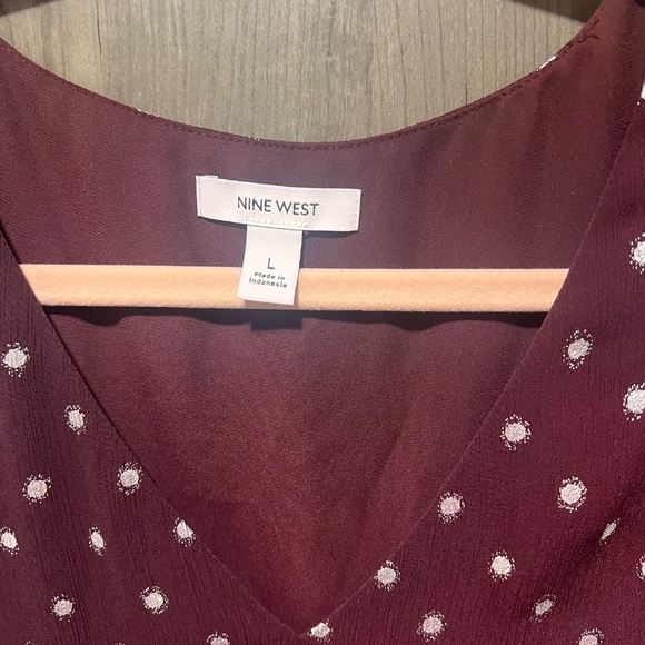 Nine West ❤️ Burgundy Polka Dot Sleeveless Blouse – Size L - Picture 2 of 4